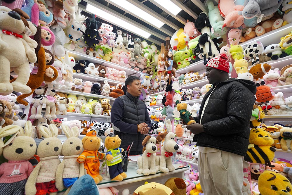 在浙江義烏國際商貿城，外商和市場經營戶在洽談毛絨玩具生意。人民網 章勇濤攝