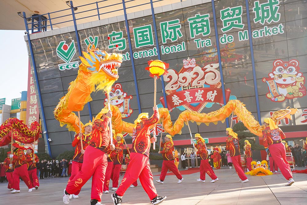 浙江義烏國際商貿城舉辦了熱鬧的舞龍舞獅表演。人民網 章勇濤攝