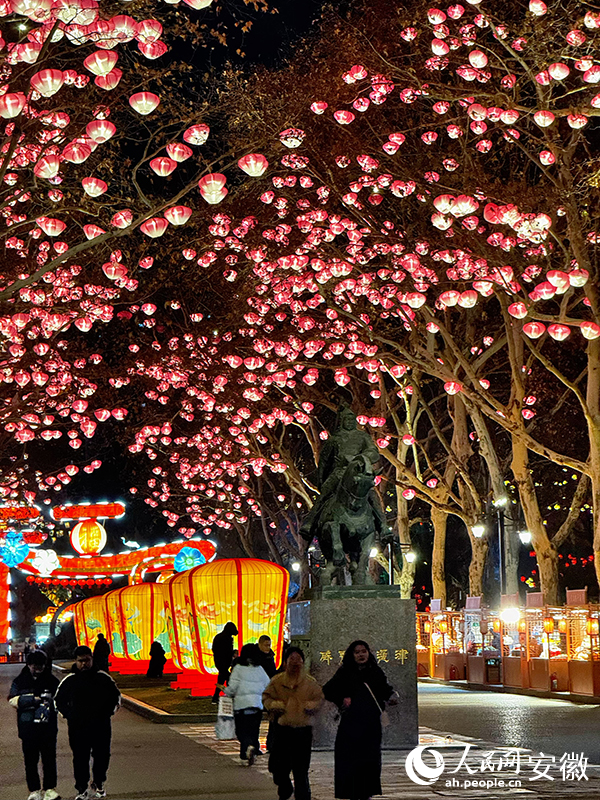 逍遙津萬燈花樹迎新年。人民網 郭昊攝