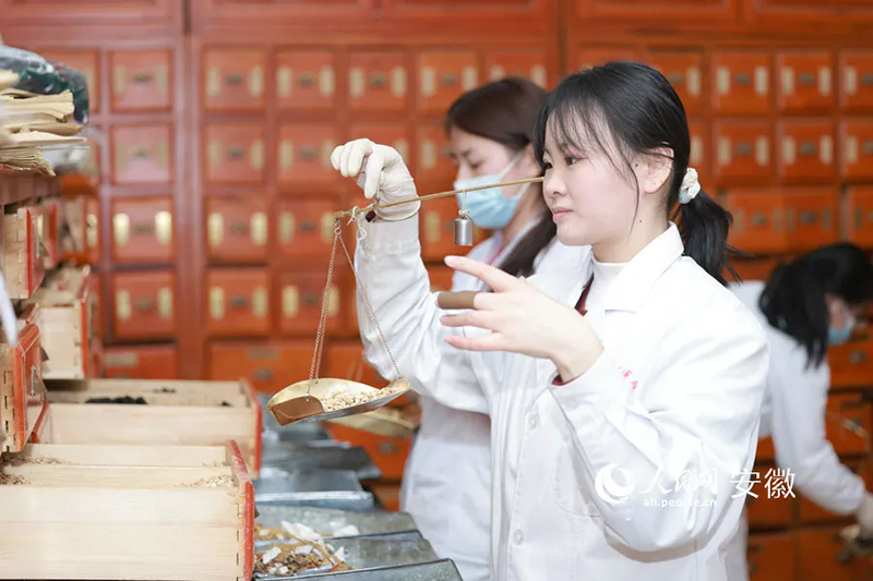 醫護人員正在配藥。人民網記者 王曉飛攝