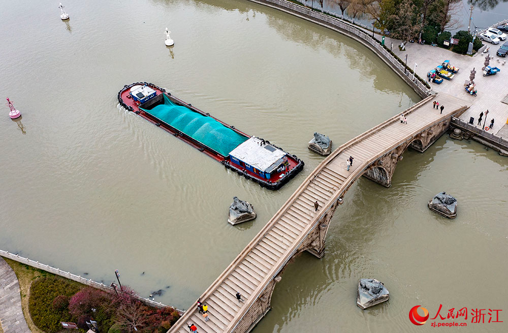 貨船在航道上有序航行，水運呈現一派繁忙景象。人民網 章勇濤攝