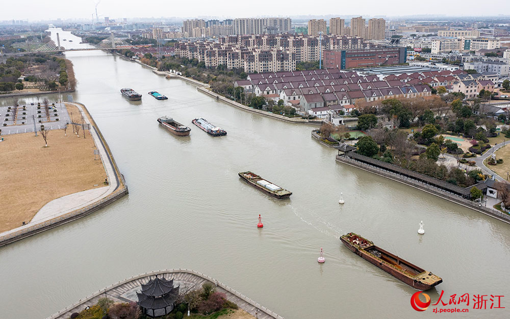 貨船在航道上有序航行，水運呈現一派繁忙景象。人民網 章勇濤攝