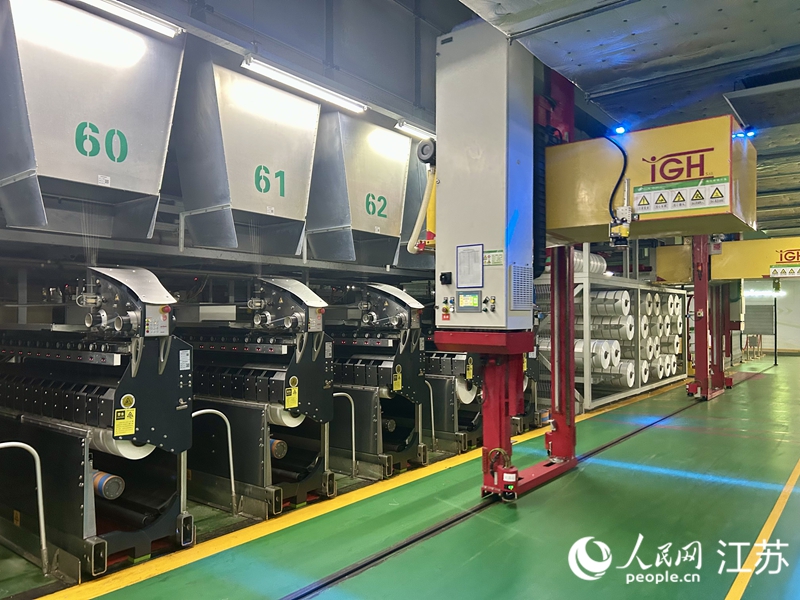 江蘇芮邦科技有限公司利用廢舊塑料瓶生產再生聚酯纖維。人民網 王丹丹攝