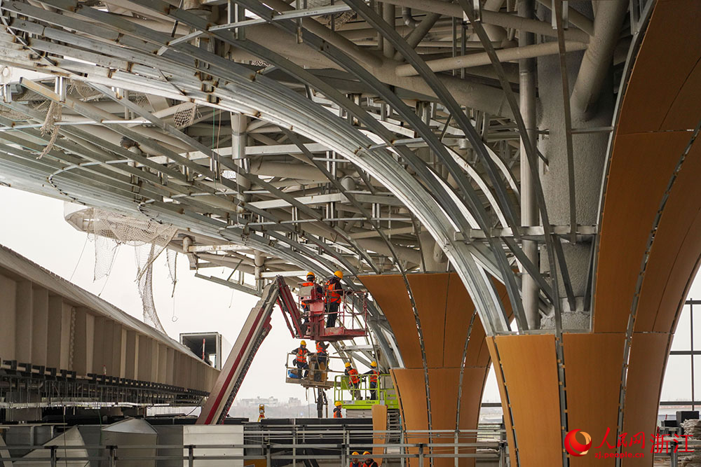 工人們開足馬力搶工期、趕進度，呈現一派火熱景象。人民網 章勇濤攝