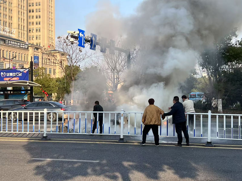 銀行員工暖心救援。平安銀行蘭溪支行供圖