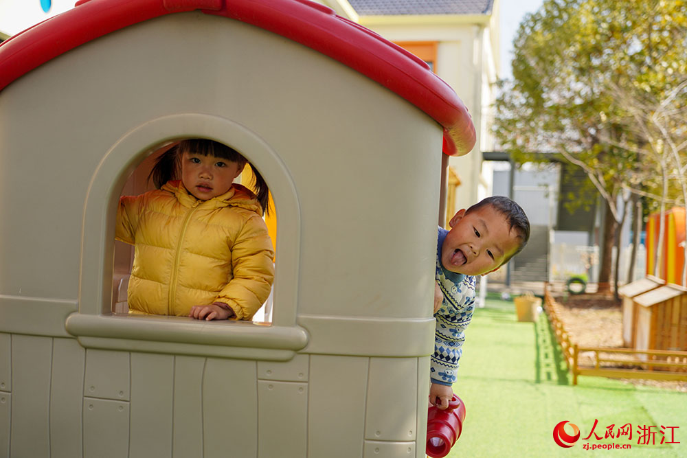 在浙江省嘉興市秀洲區新塍鎮一托育園，孩子們在戶外快樂地玩耍。人民網 章勇濤攝