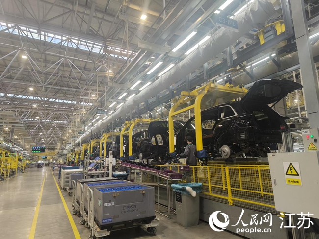 理想汽車常州基地自動化生產線。人民網 趙登巖攝