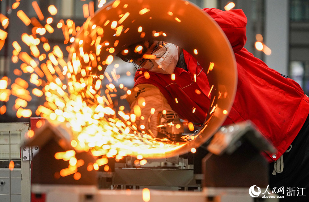 在麗水經濟技術開發區一電器企業生產線上，工人們正鉚足干勁趕制訂單。人民網 章勇濤攝