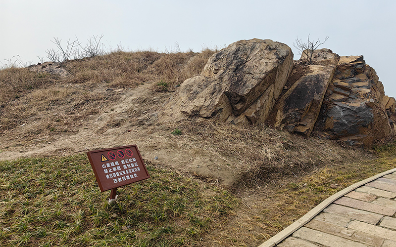 在陡峭山崖處設置警示牌。公園管理方供圖