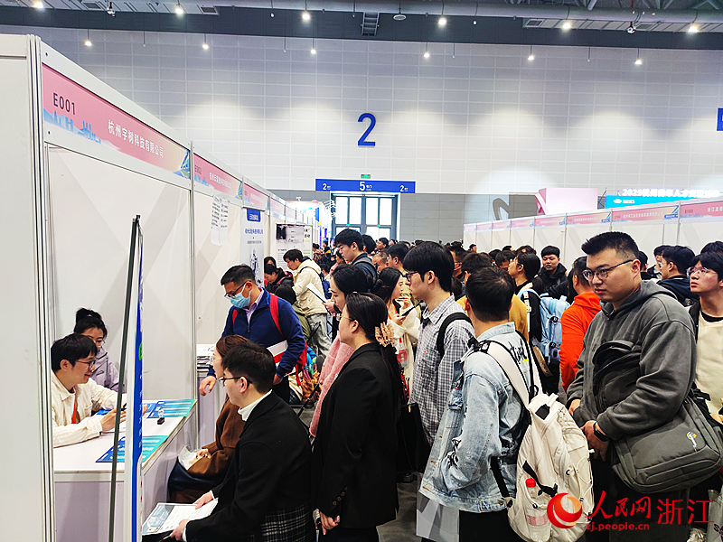 “杭州六小龍”企業展位前排起了“長龍”。人民網 康夢琦攝