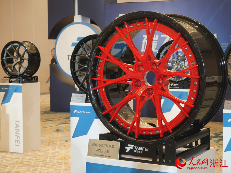 儀式現場展示的碳纖維輪轂產品。人民網 劉欣蔚攝