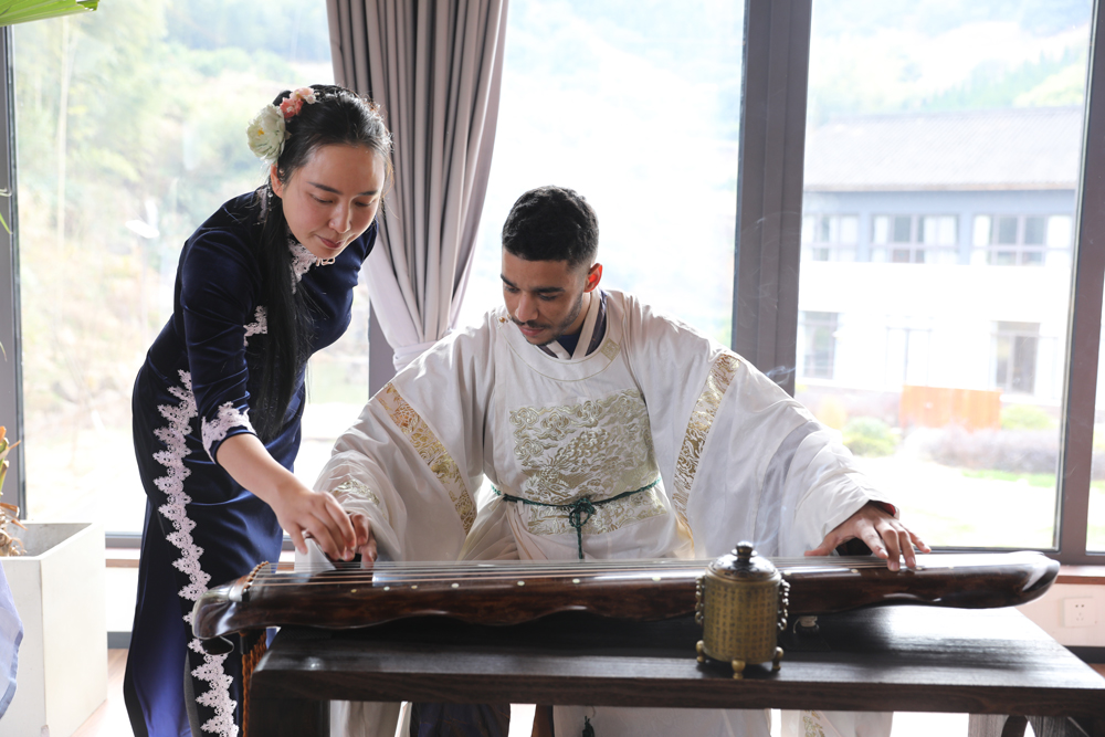 外籍學生學習撫琴。張露攝