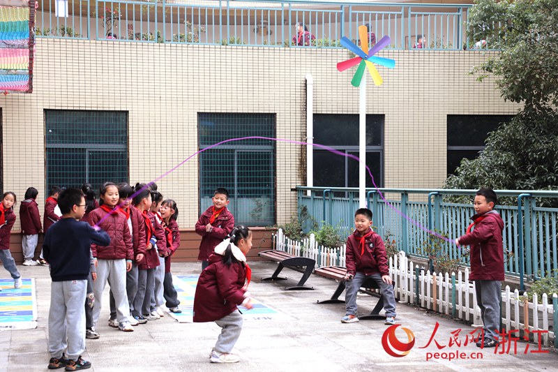 學生們利用課間15分鐘跳大繩。人民網 方彭依夢攝