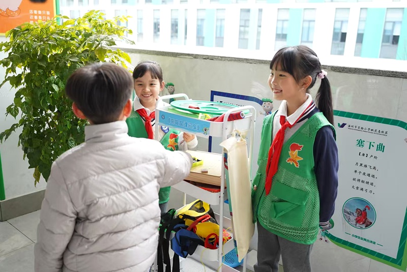 “小腳丫志愿者”在課間維持秩序。溫州市教育局供圖