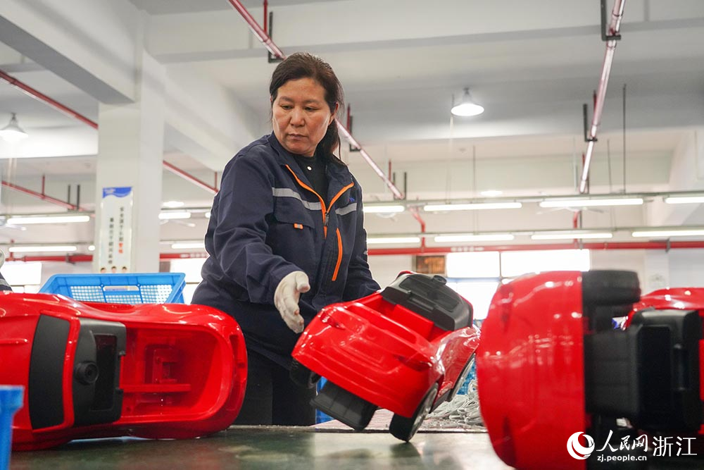 在浙江省慈溪市觀海衛鎮一童車玩具企業，工人加緊趕制訂單。人民網 章勇濤攝