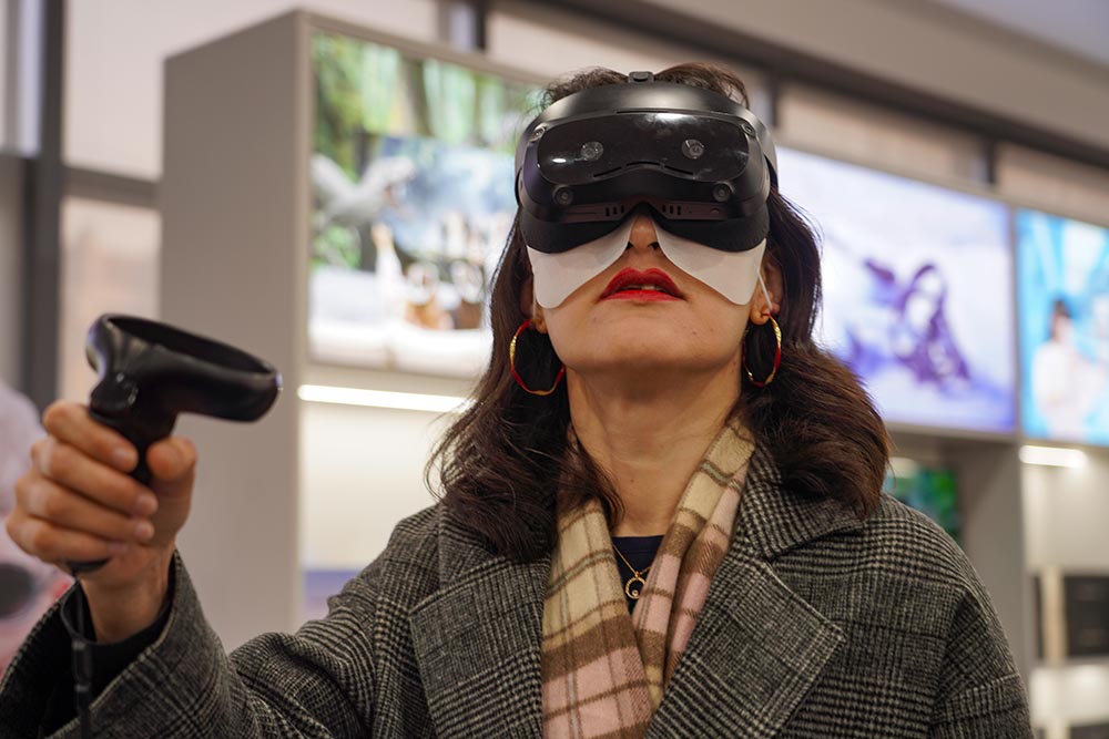 3月18日，在杭州市富陽區，觀眾利用VR觀看數字敦煌沉浸展。章勇濤攝