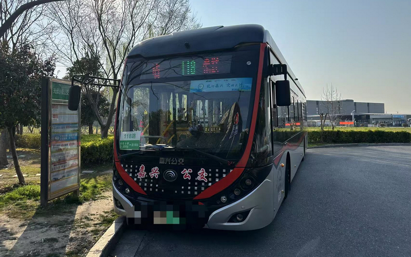 118路公交車從“光伏小鎮”駛出。嘉興市嘉通交運集團有限公司供圖