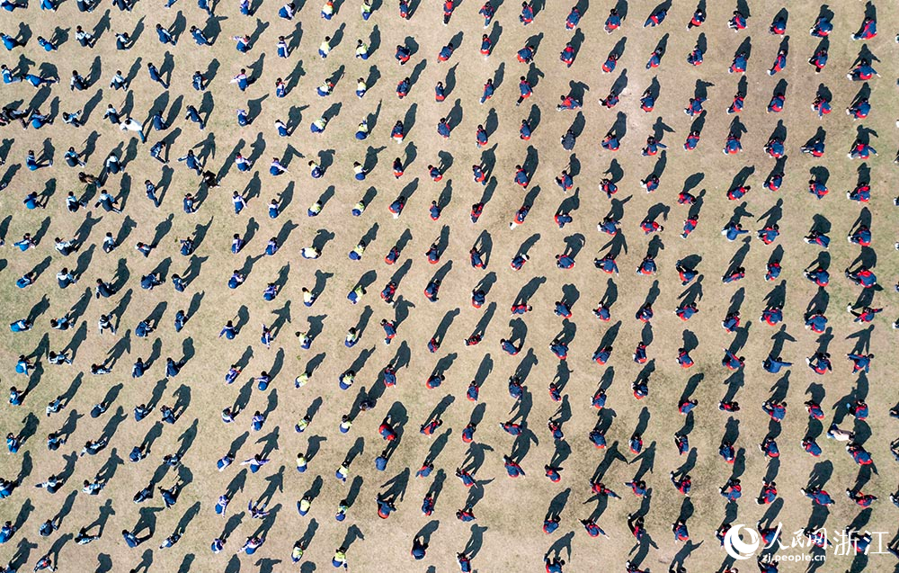 在浙江省臺州市黃巖區新前街道中心小學校園內，學生們在練習武術。人民網 章勇濤攝