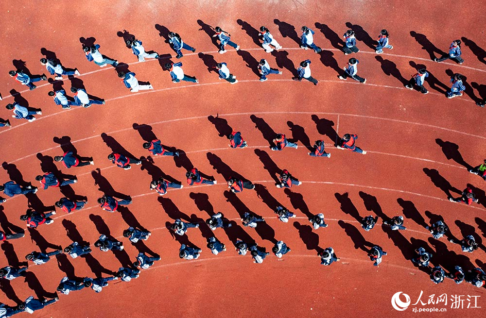 在浙江省臺州市黃巖區新前街道中心小學校園內，學生們在跑步。人民網 章勇濤攝