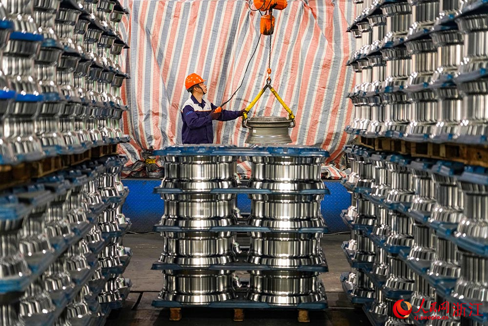 在臺州市黃巖區江口街道一家汽車零配件企業，工人在吊裝產品。人民網 章勇濤攝