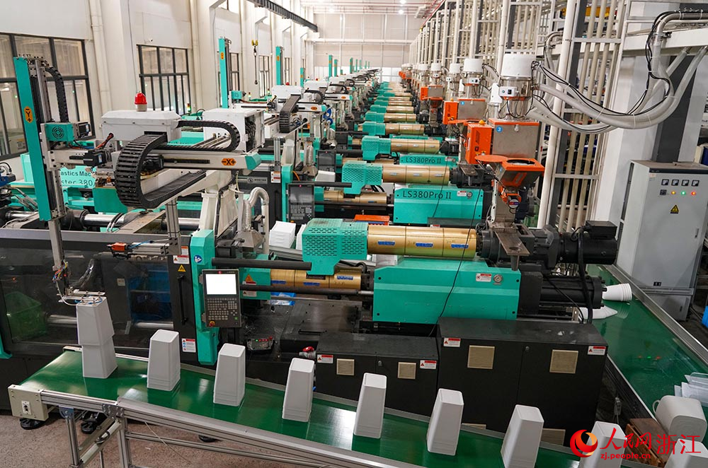 在臺州市黃巖區江口街道一家日用品企業，數字化設備正在高速運轉。人民網 章勇濤攝