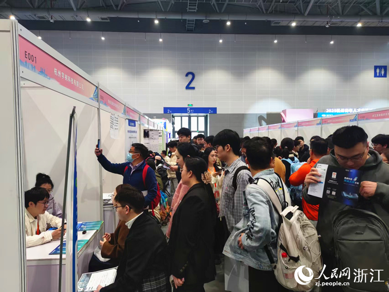 “杭州六小龍”展位前擠滿了求職者。人民網 康夢琦攝