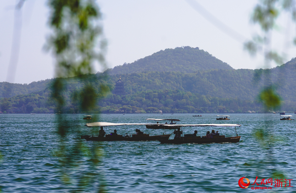 游客們泛舟湖上。人民網記者 郭揚攝