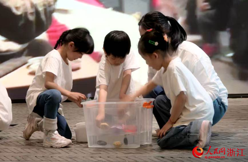 活動現場，小朋友玩得盡興。人民網記者 張麗瑋攝