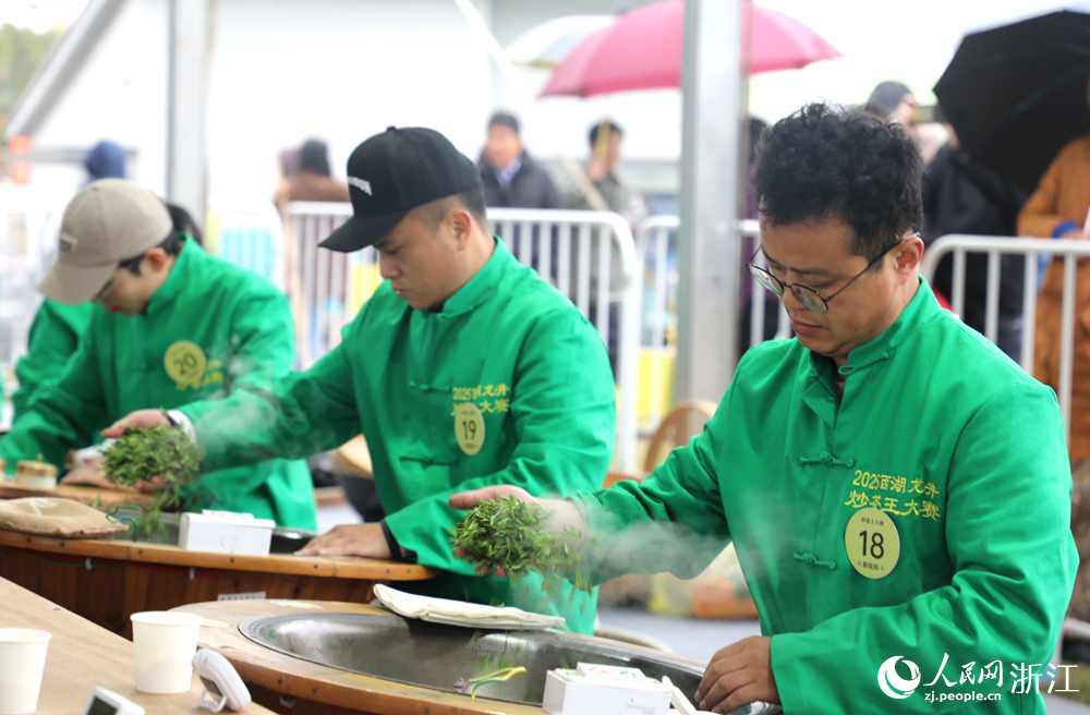 近年來，杭州市西湖區持續致力于傳承和發揚非遺技藝，培養了一批炒茶大師、青年能手、西湖工匠等。人民網 方彭依夢攝
