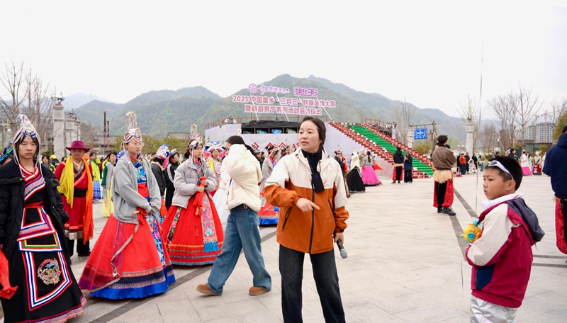 縣級文化特派員葉嫣正忙著指導排練融入了地方特色民俗文化和時尚新潮元素的“潮遇畬鄉”大型公主巡游。景寧縣委宣傳部供圖