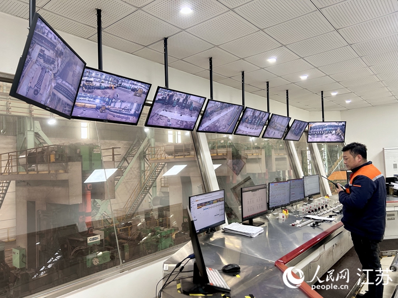 申源集團生產車間控制室內工作人員在指揮生產。人民網 王丹丹攝