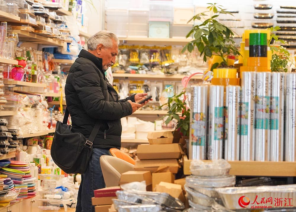 在浙江義烏國際商貿城，外商在市場采購商品。人民網 章勇濤攝