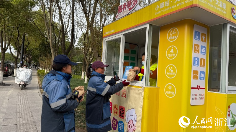 每周提供不同類型的早餐。人民網程欣 攝