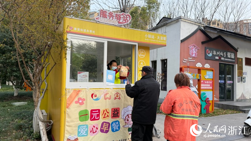 早起工作者正在排隊買早餐。人民網程欣 攝