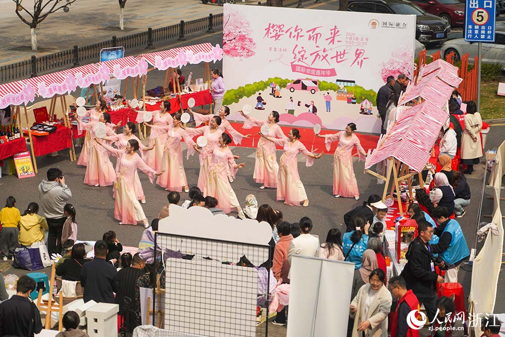 浙江省義烏市江東街道雞鳴山社區開展“國際鄰里嘉年華”中外居民傳統文化體驗日活動。人民網 章勇濤攝