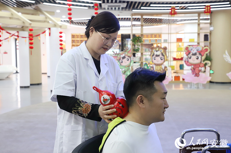 游客在養生會客廳體驗華佗夾脊穴療法。人民網 胡雨松攝.jpg