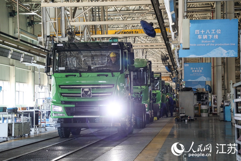 徐工汽車生產基地，新能源重卡陸續下線。人民網 趙登巖攝