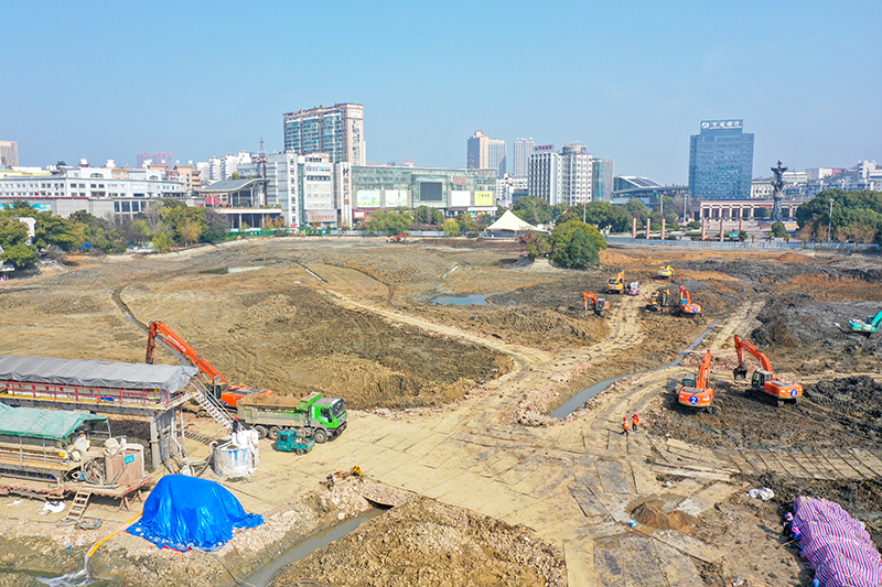 正在實施清淤作業的鏡湖。陳劍攝