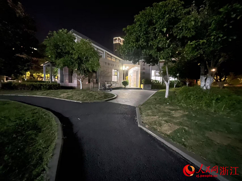 公廁前，新鋪設的瀝青路。人民網記者 王麗瑋攝