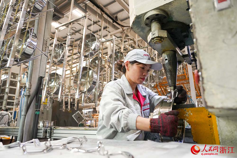 工人在生產線上趕制訂單。人民網 章勇濤攝