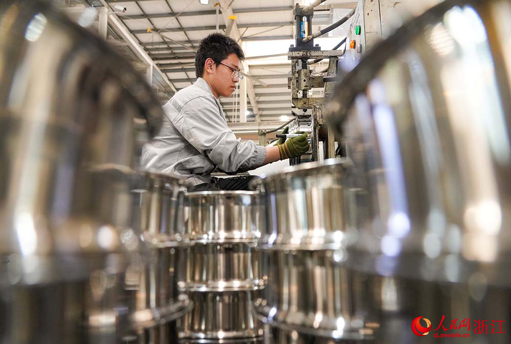 工人在生產線上趕制訂單。人民網 章勇濤攝