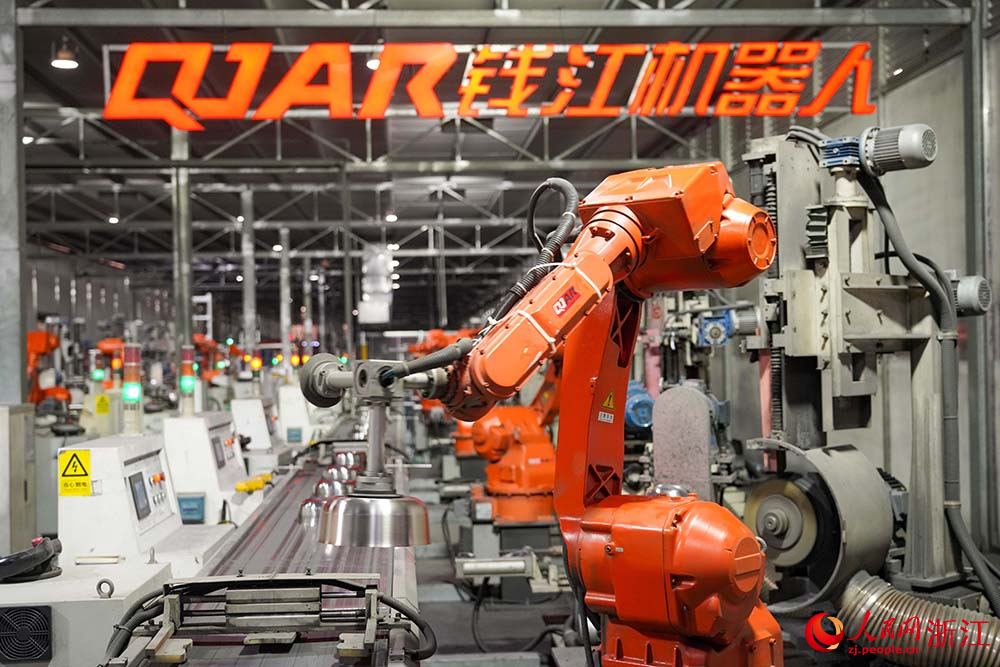 工業機器人在生產線上趕制訂單。人民網 章勇濤攝