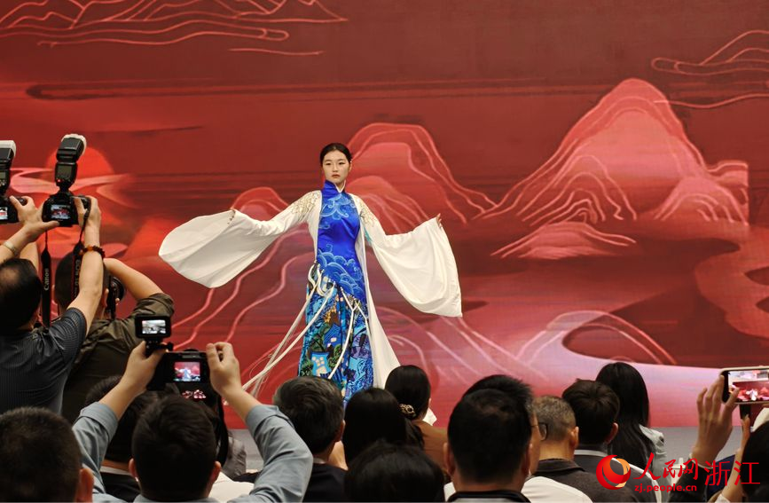 開幕式上，秀洲農民畫元素華服秀的首次亮相。人民網記者 張麗瑋攝