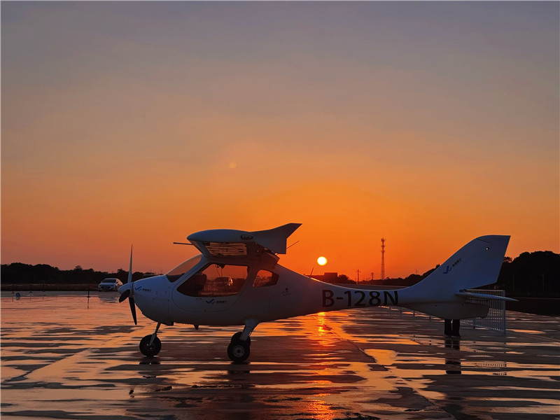 落日余暉下的東方飛谷航空飛行營地。灣沚區委宣傳部供圖