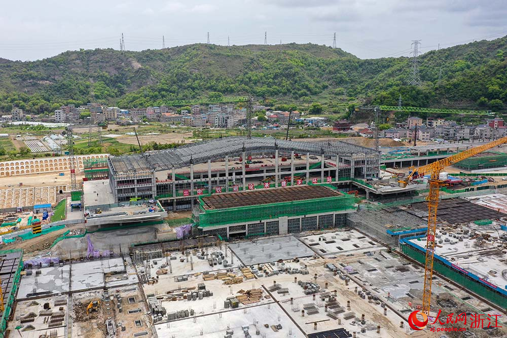 浙江省重點民生工程溫玉鐵路玉環站站房及配套工程項目施工現場，工人正在加緊建設。人民網 章勇濤攝