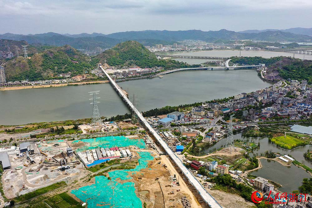 浙江省重點民生工程溫玉鐵路玉環站站房及配套工程項目施工現場，工人正在加緊建設。人民網 章勇濤攝