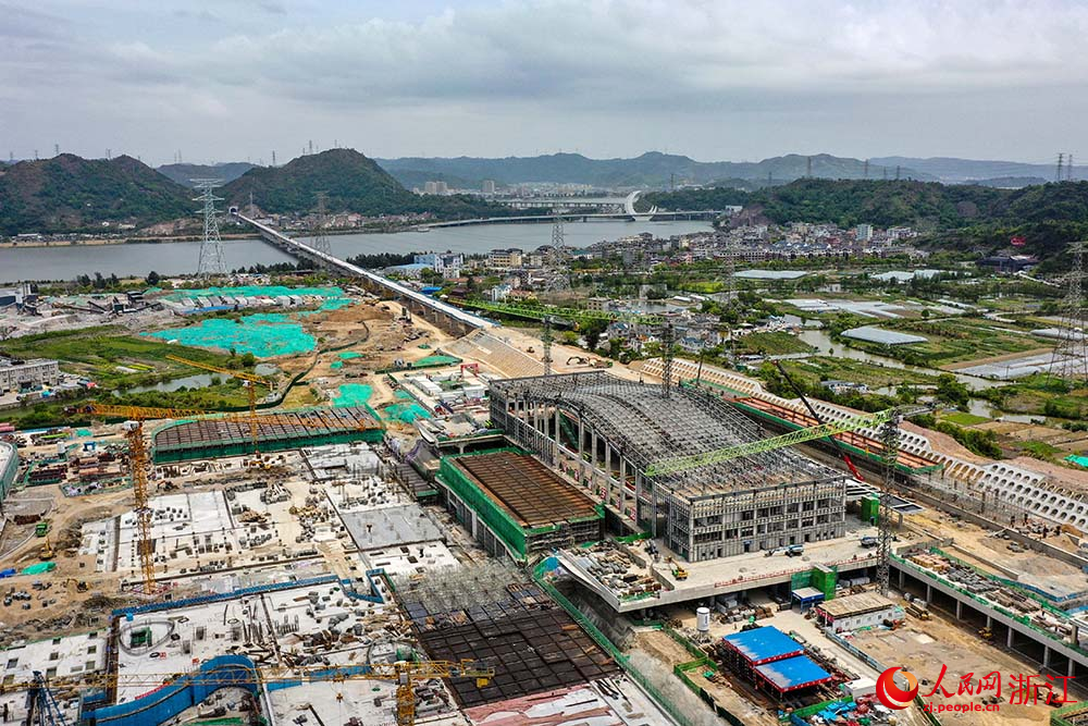浙江省重點民生工程溫玉鐵路玉環站站房及配套工程項目施工現場，工人正在加緊建設。人民網 章勇濤攝
