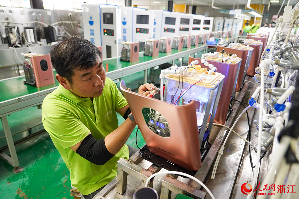 在寧波前灣新區一家企業，工人在生產富氫吸喝一體機。人民網 章勇濤攝