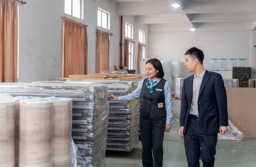 農行湖州分行在企業車間了解生產情況。浙江農行供圖