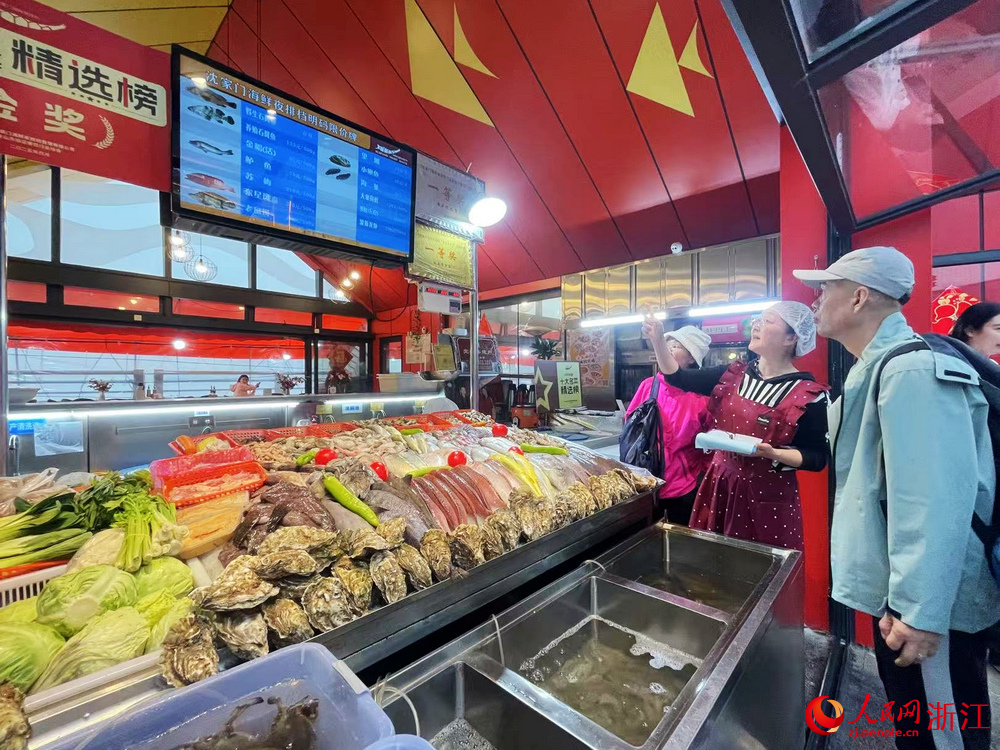 在舟山沈家門夜排檔，一位老板娘正在為顧客點單。人民網 王麗瑋攝